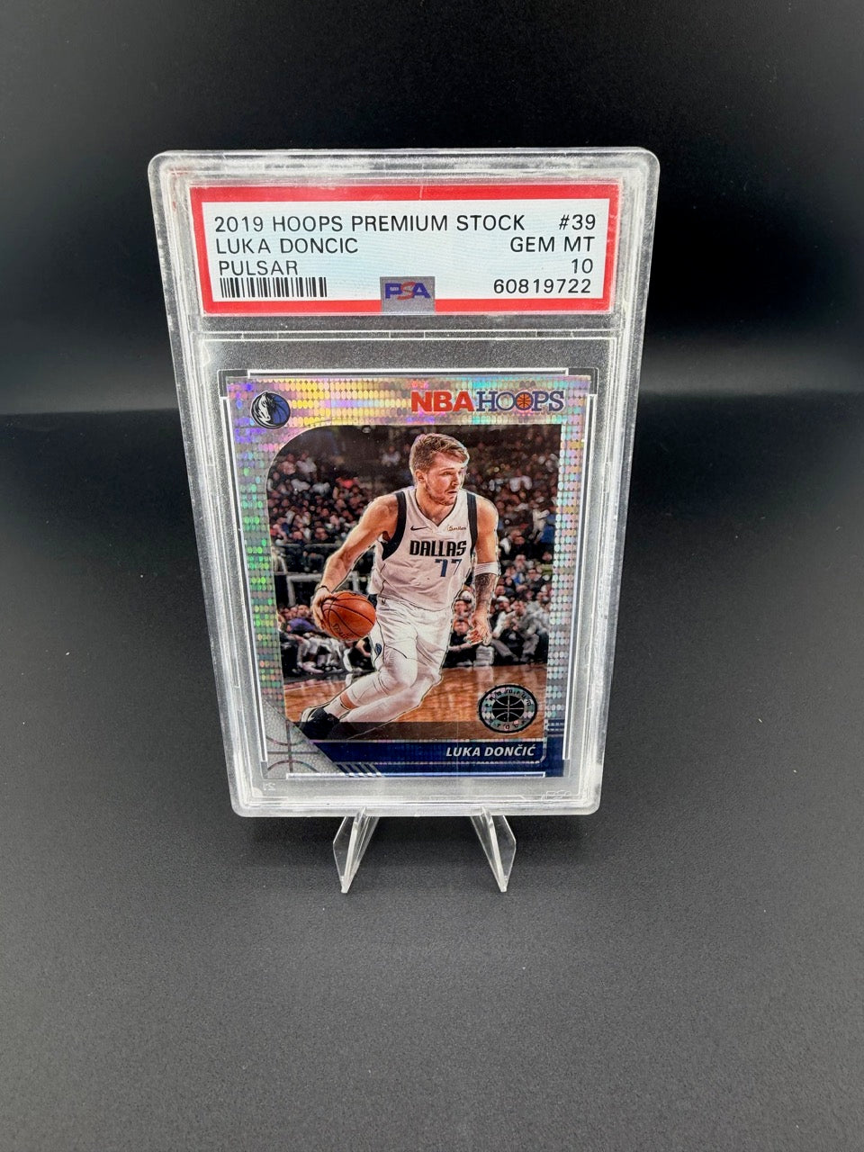 2019-20 Panini Hoops Premium Stock Pulsar Luka Dončić #39 PSA 10 Mavericks - front