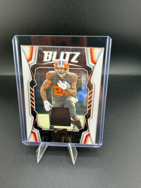 2020 Panini Playbook BLITZ-6 BLITZ Nick Chubb Memorabilia - front